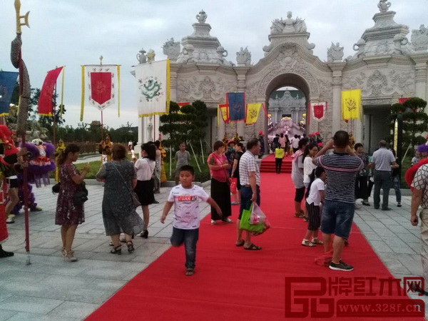 嘉賓游覽東陽“圓明園” 嘉賓游覽東陽“圓明園”