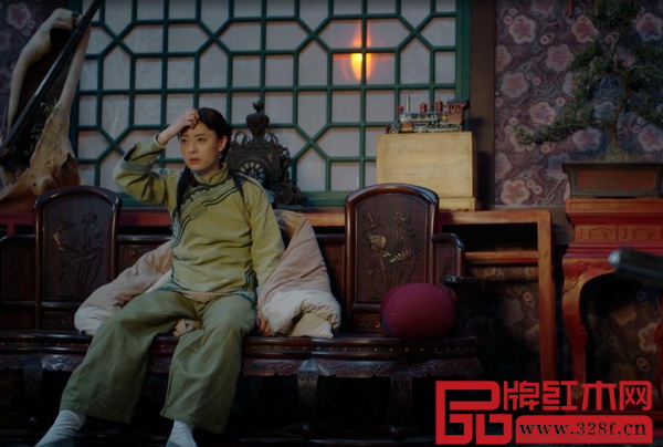 孫儷飾演的周瑩所坐的圓沙發，便是雅典紅木生產制造