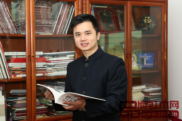 全聯(lián)藝術紅木家具專業(yè)委員會執(zhí)行會長、弘木傳媒CEO林偉華 全聯(lián)藝術紅木家具專業(yè)委員會執(zhí)行會長、弘木傳媒CEO林偉華