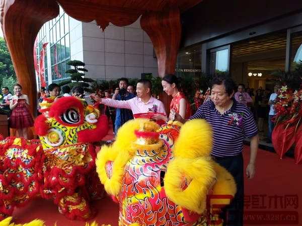 開業(yè)典禮上,全聯(lián)藝術(shù)紅木家具專業(yè)委員會會長宋建文(右)與老周家居董事長周仲堅(左)共同為醒獅點睛 開業(yè)典禮上,全聯(lián)藝術(shù)紅木家具專業(yè)委員會會長宋建文(右)與老周家居董事長周仲堅(左)共同為醒獅點睛