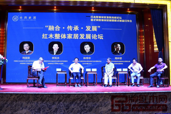 由全國工商聯家具裝飾業商會副秘書長、中國家具銷售商聯合會執行會長吳永康(左一)主持的“融合·傳承·發展”紅木整體家居發展論壇上,華南農業大學博士生導師李凱夫(左二)、中國高級工藝美術師韓國榮(左三),全聯藝術紅木家具專業委員會執行會長林偉華(右二)、老周家居董事長周仲堅(右一)展開一場關于“紅木整體家居”的大思辯 由全國工商聯家具裝飾業商會副秘書長、中國家具銷售商聯合會執行會長吳永康(左一)主持的“融合·傳承·發展”紅木整體家居發展論壇上,華南農業大學博士生導師李凱夫(左二)、中國高級工藝美術師韓國榮(左三),全聯藝術紅木家具專業委員會執行會長林偉華(右二)、老周家居董事長周仲堅(右一)展開一場關于“紅木整體家居”的大思辯