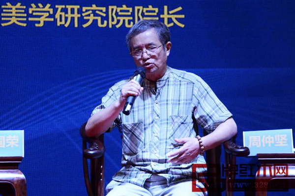 中國高級工藝美術師韓國榮說,家具設計需要與室內空間擺設,甚至整體建筑形成和諧融合的關系,這就是整體家居的大方向 中國高級工藝美術師韓國榮說,家具設計需要與室內空間擺設,甚至整體建筑形成和諧融合的關系,這就是整體家居的大方向