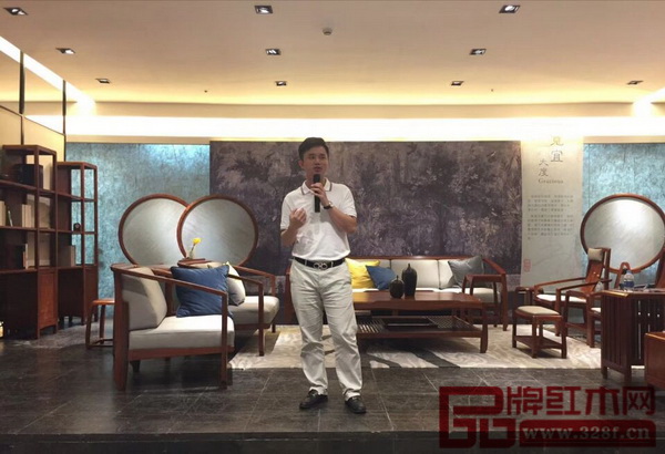 全國工商聯藝術紅木家具專業委員會執行會長、弘木傳媒CEO林偉華出席青木堂“寬宜”系列新品發布會