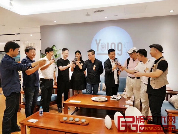 “寬宜”系列新品發布會后，嘉賓們相聚歡談，活動氣氛輕松愉快
