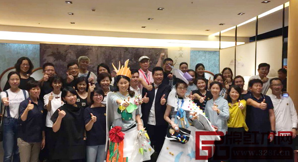 “寬宜”系列新品發布會后，嘉賓們相聚歡談，活動氣氛輕松愉快