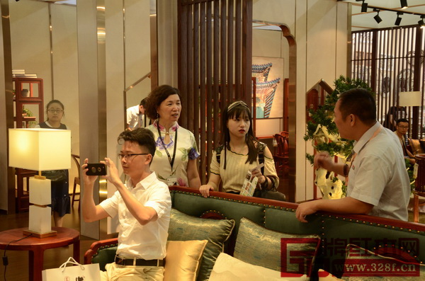 消費者在展廳現(xiàn)場被東莞國壽紅木世外桃源《軒逸客廳系列》所吸引