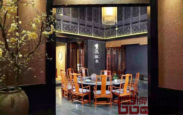 戴為紅木展館內景布置別具匠心，當代中式美學之韻極濃
