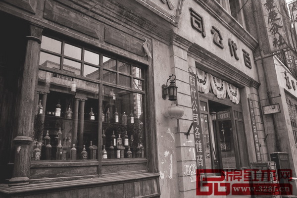 民國(guó)時(shí)期上海的商店，櫥柜里各種洋酒琳瑯滿目
