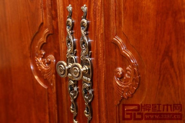 老周家居歐式家具上的銅配件更顯尊貴