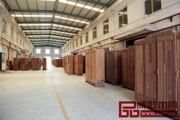老周家居工廠內(nèi)正在等待挑剔的成品 老周家居工廠內(nèi)正在等待挑剔的成品