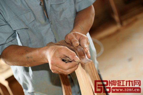 老周家居的家具刮磨之后再組裝,考驗進(jìn)一步考驗了研磨師的技藝和用心程度 老周家居的家具刮磨之后再組裝,考驗進(jìn)一步考驗了研磨師的技藝和用心程度