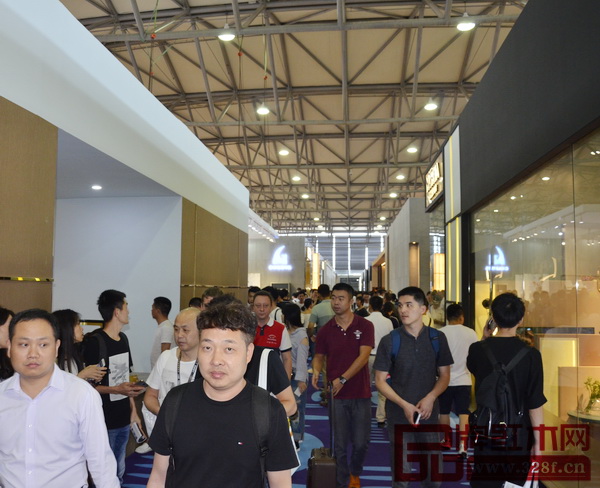 9月12日，上海家具展上海浦東新國際博覽中心盛大開幕，吸引了全球各地的專業(yè)買家及參觀者