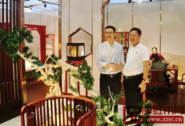 廣東省家具協會會長王克(左)蒞臨國壽紅木展館參觀,對其新明式品牌“世外桃源”的發展勢頭十分看好,并與中國傳統工藝大師、國壽紅木董事長陳國壽(右)合影留念 廣東省家具協會會長王克(左)蒞臨國壽紅木展館參觀,對其新明式品牌“世外桃源”的發展勢頭十分看好,并與中國傳統工藝大師、國壽紅木董事長陳國壽(右)合影留念