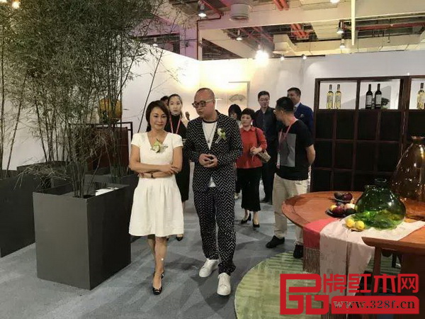 紅星美凱龍控股集團(tuán)副董事長、創(chuàng)新設(shè)計(jì)聯(lián)盟主席車建芳女士(左一)參觀展區(qū)_ 紅星美凱龍控股集團(tuán)副董事長、創(chuàng)新設(shè)計(jì)聯(lián)盟主席車建芳女士(左一)參觀展區(qū)_