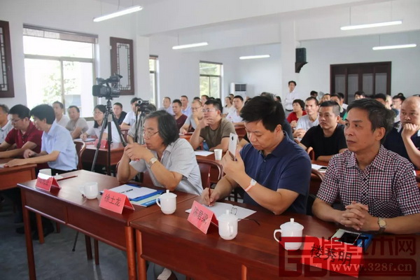 培訓現場,學生們都在認真聽老師授課 培訓現場,學生們都在認真聽老師授課