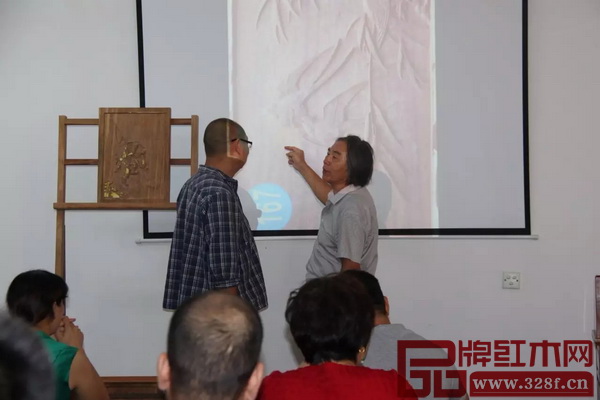 中國木雕藝術大師徐士龍正在點評獲獎作品 中國木雕藝術大師徐士龍正在點評獲獎作品