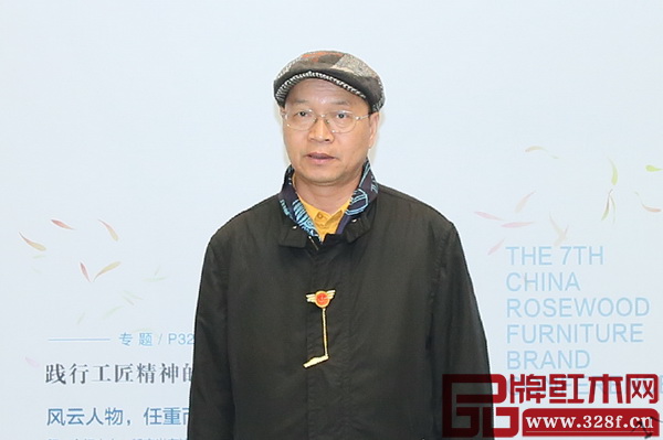 全國(guó)聯(lián)藝術(shù)紅木家具專業(yè)委員會(huì)專家顧問(wèn)、教育部《家具設(shè)計(jì)與制造》專業(yè)帶頭人彭亮