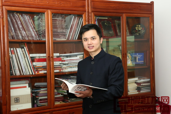 全國(guó)工商聯(lián)民間文物藝術(shù)品商會(huì)副會(huì)長(zhǎng)、全國(guó)工商聯(lián)藝術(shù)紅木家具專業(yè)委員會(huì)執(zhí)行會(huì)長(zhǎng)、弘木傳媒CEO林偉華