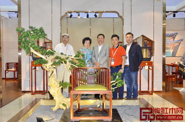 全聯藝術紅木家具專業委員會專家顧問、教育部《家具設計與制造》專業帶頭人彭亮(左一),中國傳統工藝大師、國壽紅木董事長陳國壽(中),全聯藝術紅木家具專業委員會執行會長、弘木傳媒CEO林偉華(右二),國壽紅木董事長夫人倫群章(左二)、副董事長陳淦凡(右一)在國壽紅木展館內合影留念 全聯藝術紅木家具專業委員會專家顧問、教育部《家具設計與制造》專業帶頭人彭亮(左一),中國傳統工藝大師、國壽紅木董事長陳國壽(中),全聯藝術紅木家具專業委員會執行會長、弘木傳媒CEO林偉華(右二),國壽紅木董事長夫人倫群章(左二)、副董事長陳淦凡(右一)在國壽紅木展館內合影留念