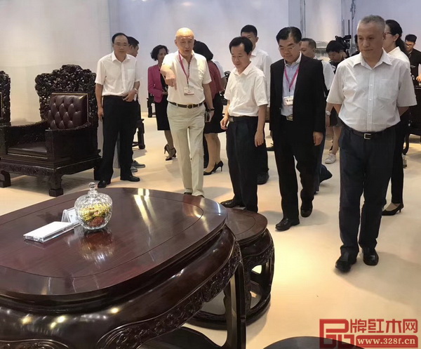 領導嘉賓參觀泰和園深圳紅木展展館 領導嘉賓參觀泰和園深圳紅木展展館
