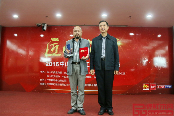 集古韻今當(dāng)選“中山十大工匠企業(yè)”,工藝總監(jiān)陳正民大師(左)上臺(tái)接受中山市質(zhì)監(jiān)局黨組書(shū)記、局長(zhǎng)馮海垣(右)頒獎(jiǎng) 集古韻今當(dāng)選“中山十大工匠企業(yè)”,工藝總監(jiān)陳正民大師(左)上臺(tái)接受中山市質(zhì)監(jiān)局黨組書(shū)記、局長(zhǎng)馮海垣(右)頒獎(jiǎng)