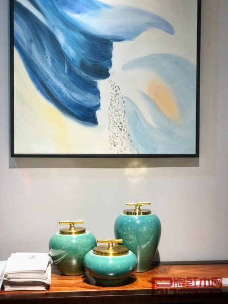 新中式使用尼加拉藍(lán)，優(yōu)雅氣質(zhì)油然而生