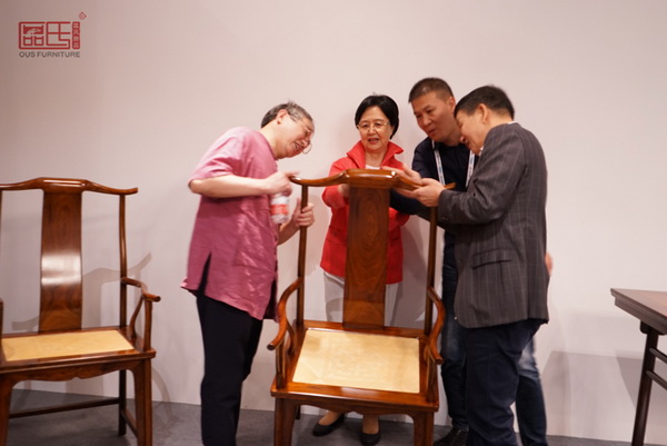 區(qū)氏臻品所展出的作品吸引了不少紅木愛(ài)好者駐足品鑒