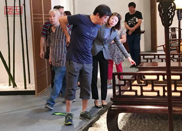 區(qū)氏臻品所展出的作品吸引了不少紅木愛(ài)好者駐足品鑒