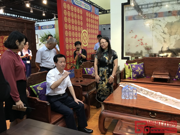 深圳市龍華區區委副書記、區長陳清一行參觀孔連紅木的展廳 深圳市龍華區區委副書記、區長陳清一行參觀孔連紅木的展廳