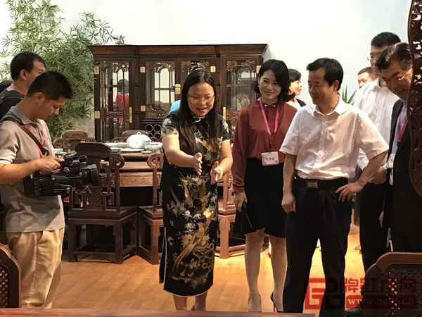 孔連紅木董事總經理李宏志(左二)向陳清一行介紹孔連紅木 孔連紅木董事總經理李宏志(左二)向陳清一行介紹孔連紅木