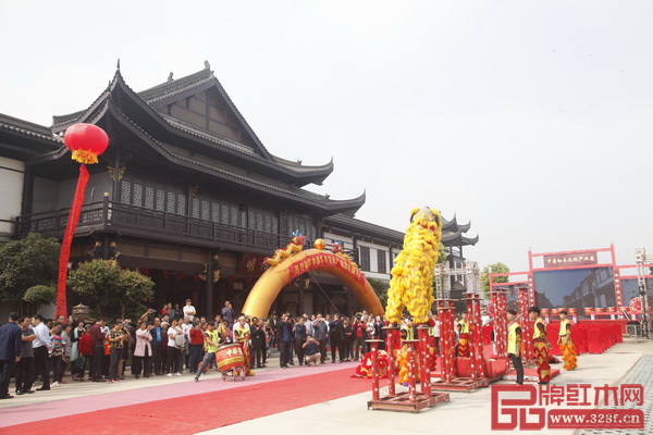 精彩的舞獅表演預示著中原紅木文化產業園紅紅火火 精彩的舞獅表演預示著中原紅木文化產業園紅紅火火