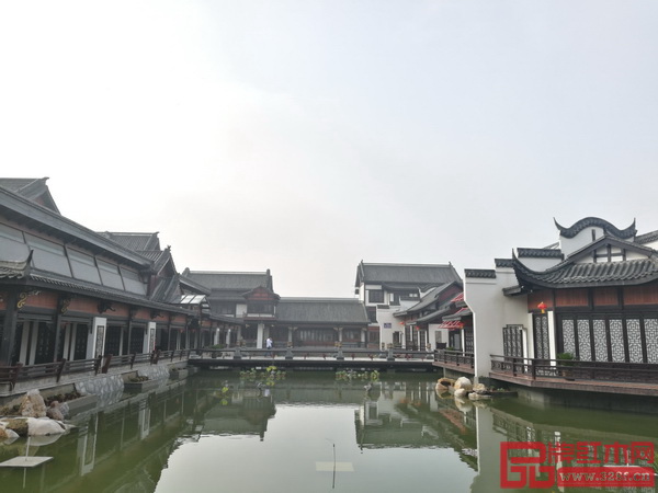 園區內古典園林式紅木文化體驗中心 園區內古典園林式紅木文化體驗中心