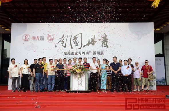中國傳統工藝大師、國壽紅木董事長陳國壽(前排右四)、廣東省書法家協會副主席、東莞市文聯主席周漢標(前排左四),東莞市美術家協會主席、嶺南畫院終身名譽院長黃澤森(前排左三),東莞市美術家協會名譽主席、東莞市收藏家協會名譽會長張群炎(前排左五),東莞市收藏家協會會長鄭祖任(前排左二),國壽紅木董事長夫人倫群章(前排右三)、副董事長陳淦凡(后排左六)、總經理陳衛棠(前排右二),御軒藝術品有限公司總經理黎俊杰(前排右一)以及“南國丹青—東莞畫家寫嶺南”項目部分美術家共同參與了“南國丹青—東莞畫家寫嶺南”國畫展啟動儀式 中國傳統工藝大師、國壽紅木董事長陳國壽(前排右四)、廣東省書法家協會副主席、東莞市文聯主席周漢標(前排左四),東莞市美術家協會主席、嶺南畫院終身名譽院長黃澤森(前排左三),東莞市美術家協會名譽主席、東莞市收藏家協會名譽會長張群炎(前排左五),東莞市收藏家協會會長鄭祖任(前排左二),國壽紅木董事長夫人倫群章(前排右三)、副董事長陳淦凡(后排左六)、總經理陳衛棠(前排右二),御軒藝術品有限公司總經理黎俊杰(前排右一)以及“南國丹青—東莞畫家寫嶺南”項目部分美術家共同參與了“南國丹青—東莞畫家寫嶺南”國畫展啟動儀式