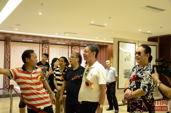 中國傳統工藝大師、國壽紅木董事長陳國壽(右二),廣東省書法家協會副主席、東莞市文聯主席周漢標(左一),東莞市市美術家協會主席、嶺南畫院終身名譽院長黃澤森(右三)共同參展評鑒書畫作品 中國傳統工藝大師、國壽紅木董事長陳國壽(右二),廣東省書法家協會副主席、東莞市文聯主席周漢標(左一),東莞市市美術家協會主席、嶺南畫院終身名譽院長黃澤森(右三)共同參展評鑒書畫作品