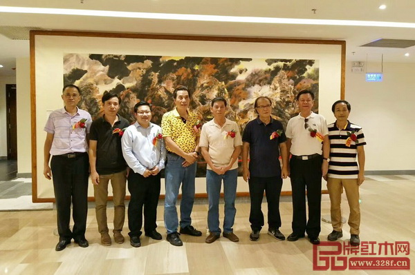 中國傳統工藝大師、國壽紅木董事長陳國壽(右二),東莞市美術家協會主席、嶺南畫院終身名譽院長黃澤森(右三),東莞市收藏家協會會長鄭祖任(右四),東莞市美術協會副主席莫金水(左四),御軒藝術品有限公司總經理黎俊杰(左三)以及眾多美術家合影留念 中國傳統工藝大師、國壽紅木董事長陳國壽(右二),東莞市美術家協會主席、嶺南畫院終身名譽院長黃澤森(右三),東莞市收藏家協會會長鄭祖任(右四),東莞市美術協會副主席莫金水(左四),御軒藝術品有限公司總經理黎俊杰(左三)以及眾多美術家合影留念