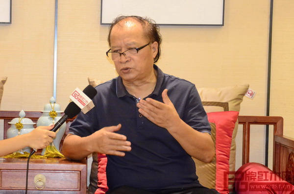 東莞市美術家協會主席、嶺南畫院終身名譽院長黃澤森接受品牌紅木采訪 東莞市美術家協會主席、嶺南畫院終身名譽院長黃澤森接受品牌紅木采訪
