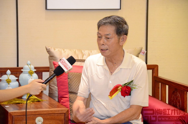 東莞市收藏家協會會長鄭祖任接受品牌紅木采訪 東莞市收藏家協會會長鄭祖任接受品牌紅木采訪