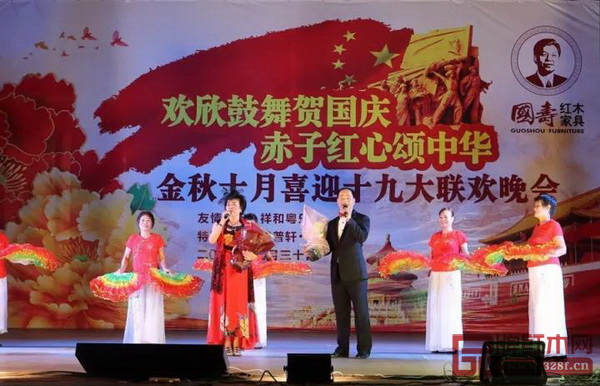 國壽紅木董事長夫人倫群章(左)與東莞市知名平喉曲藝唱家黎建均(右)對唱《紫釵恨》 國壽紅木董事長夫人倫群章(左)與東莞市知名平喉曲藝唱家黎建均(右)對唱《紫釵恨》