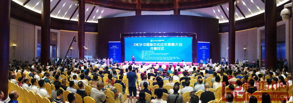 全國工商聯及中山市當地政府領導、全國各地家具行業協會領導、知名專家學者、高等院校負責人、家具企業代表、設計師、經銷商、消費者等上千人出席并見證了首屆中國新中式紅木家具大會的開幕