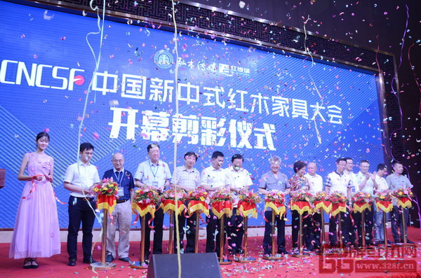 全國政協委員、全國工商聯第九屆副主席程路（左六），中山市政協主席丘樹宏（左七），中山市委常委陸維智（左五），深圳市政協原副主席邵漢青（右七），全國工商聯執委、全國工商聯民間文物藝術品商會會長宋建文（左四），中山職業技術學院黨組書記尹緒忠（右六），中山市大涌鎮黨委書記郭叢樞（右三），中山市沙溪鎮黨委書記文衛戈（右五），亞洲家具聯合會原會長林作新（左三），廣東省家具協會會長王克（右四），中國高等教育家具設計專業創始人、中國新中式文化研究院院長胡景初（左二），中山市家具商會會長、紅古軒品牌創始人吳赤宇（右二），全國工商聯藝術紅木家具專業委員會執行會長、弘木傳媒CEO林偉華（左一），中國（大涌）紅木文化博覽城董事長林孟禮（右一）共同為“首屆中國新中式紅木家具大會”剪彩 