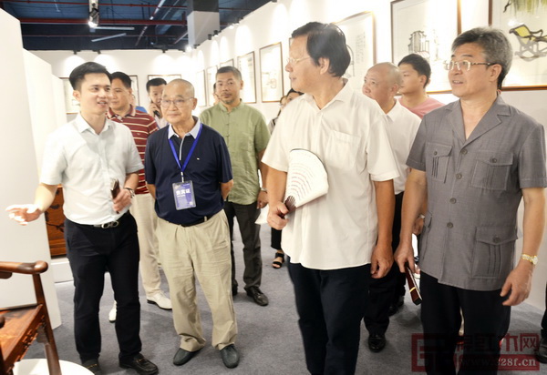 全國政協委員、全國工商聯第九屆副主席程路（右二），中山市政協主席丘樹宏（右一），全國工商聯藝術紅木家具專業委員會專家顧問、中國高等教育家具設計專業創始人胡景初（左二），全國工商聯藝術紅木家具專業委員會執行會長、弘木傳媒CEO林偉華（左一），中國（大涌）紅木文化博覽城董事長林孟禮（左三）參觀展覽