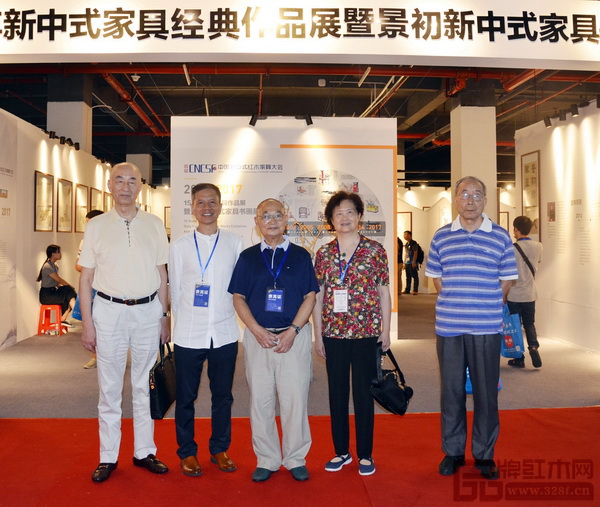  全國工商聯藝術紅木家具專業委員會專家顧問、中國高等教育家具設計專業創始人胡景初（左三）、深圳市政協原副主席邵漢青（右二），深圳市家具協會名譽主席黃偉業（左二），全國工商聯藝術紅木家具專業委員會專家顧問、中國紅木家具技術專家曹新民（右一），全國工商聯藝術紅木家具專業委員會主席團主席、深圳泰和園董事長邵湘文（左一）參觀展覽