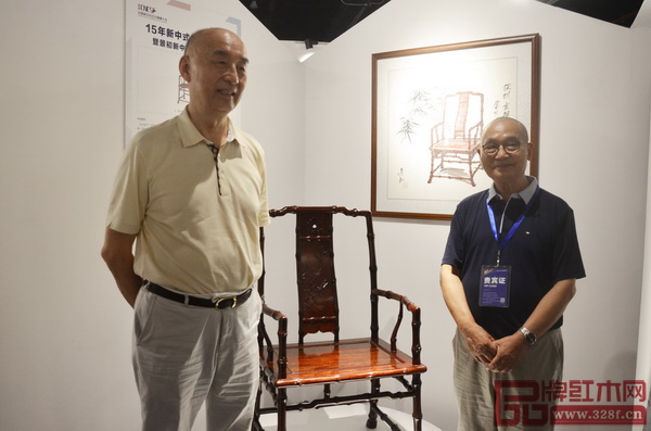 全國工商聯藝術紅木家具專業委員會專家顧問、中國高等教育家具設計專業創始人胡景初(右)與全國工商聯藝術紅木家具專業委員會主席團主席深圳泰和園董事長邵湘文(左)在泰和園絲翎檀雕代表作《當代君子竹節椅》前合影 全國工商聯藝術紅木家具專業委員會專家顧問、中國高等教育家具設計專業創始人胡景初(右)與全國工商聯藝術紅木家具專業委員會主席團主席深圳泰和園董事長邵湘文(左)在泰和園絲翎檀雕代表作《當代君子竹節椅》前合影