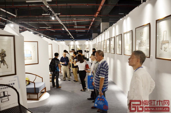 領導專家一行參觀“15年新中式家具經典作品展暨景初新中式家具書畫展”展區