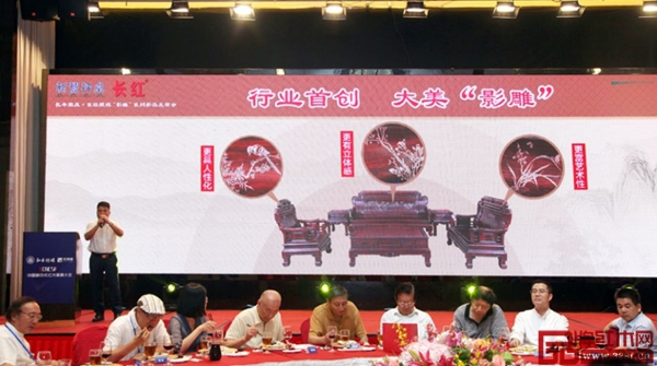 中山長(zhǎng)豐家具董事長(zhǎng)陳新豐現(xiàn)場(chǎng)發(fā)布了行業(yè)首創(chuàng)的“影雕”技藝,引起極大的關(guān)注 中山長(zhǎng)豐家具董事長(zhǎng)陳新豐現(xiàn)場(chǎng)發(fā)布了行業(yè)首創(chuàng)的“影雕”技藝,引起極大的關(guān)注