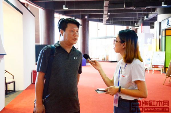參會經銷商在大會現場接受《品牌紅木》雜志記者采訪 參會經銷商在大會現場接受《品牌紅木》雜志記者采訪