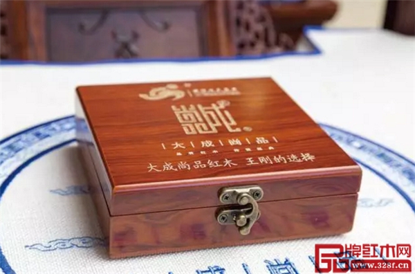 大成尚品特別定制的本屆電影節紀念章伴手禮