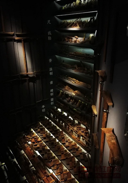 “相古美術(shù)木作工具展”主要展出清代及民國時期的斧、刨、鋸、錘、鉆、鑿、銼等三十多種中國傳統(tǒng)木作工具 “相古美術(shù)木作工具展”主要展出清代及民國時期的斧、刨、鋸、錘、鉆、鑿、銼等三十多種中國傳統(tǒng)木作工具