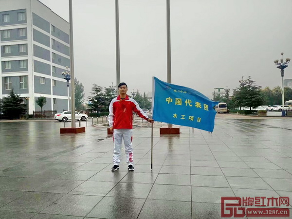 參加第44屆世界技能大賽家具制作項目的來自黑龍江林業職業技術學院的學生徐顏 參加第44屆世界技能大賽家具制作項目的來自黑龍江林業職業技術學院的學生徐顏