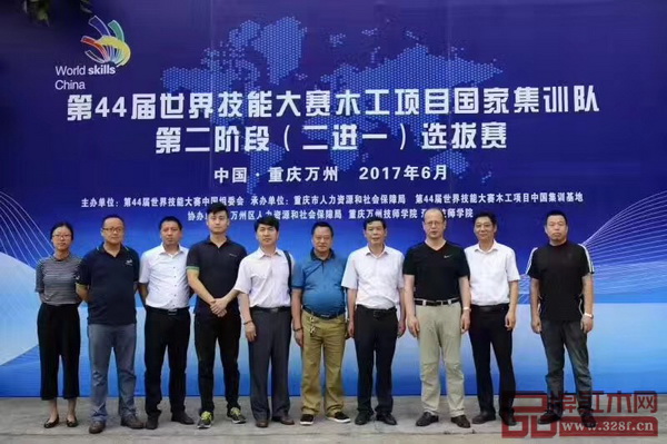 第44屆世界技能大賽木工項目國家隊集訓第二階段(二選一)選拔賽上徐顏(左四)與領導嘉賓合影 第44屆世界技能大賽木工項目國家隊集訓第二階段(二選一)選拔賽上徐顏(左四)與領導嘉賓合影